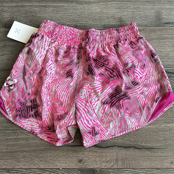 ❌ SOLD ❌ Lululemon SEAWHEEZE HOTTY HOT HIGH-RISE LINED SHORT 4" *REFLECTIVE - Picture 3 of 4